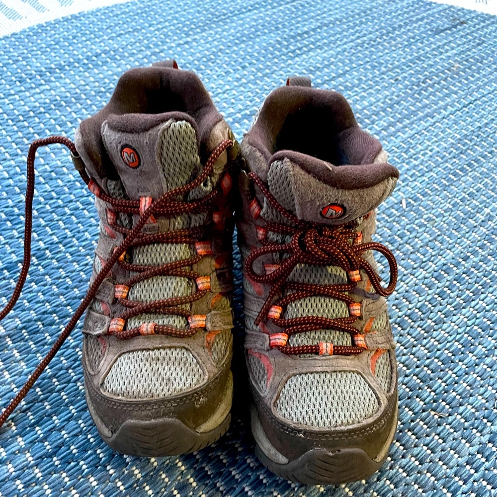 Lightly used Merrell MOAB waterproof hiking boot! Women’s size 7.5
